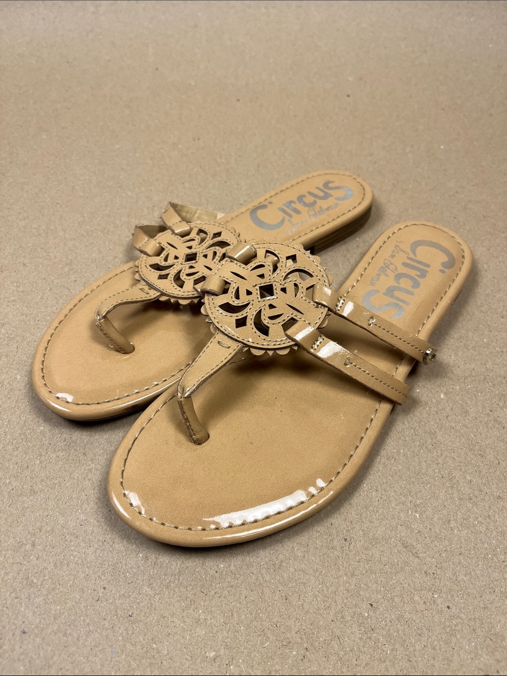 Circus by Sam Edelman Cherri Tan Patent Medallion Thong Sandals 7.5 Resort Wear